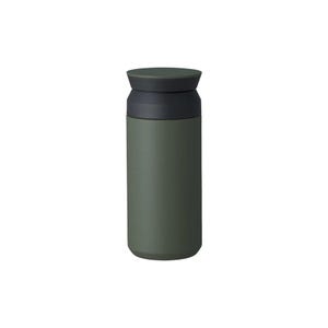 Pu&ograve; includere: Una tazza da viaggio verde oliva con coperchio grigio scuro. La tazza cilindrica ha una finitura opaca e una base arrotondata. Il coperchio &egrave; composto da due parti, una parte superiore piatta e una base leggermente pi&ugrave; larga. La tazza &egrave; progettata per bevande calde o fredde.