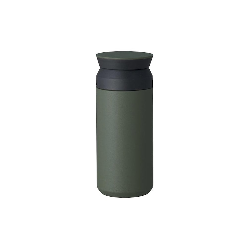 Pu&ograve; includere: Una tazza da viaggio verde oliva con coperchio grigio scuro. La tazza cilindrica ha una finitura opaca e una base arrotondata. Il coperchio &egrave; composto da due parti, una parte superiore piatta e una base leggermente pi&ugrave; larga. La tazza &egrave; progettata per bevande calde o fredde.