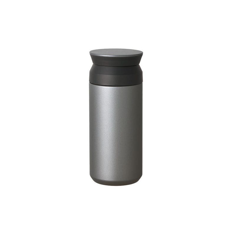 Pu&ograve; includere: Una tazza da viaggio argentata con coperchio grigio scuro. La tazza cilindrica ha un design minimalista, adatta per bevande calde o fredde. Il coperchio &egrave; piatto e circolare, con un bordo leggermente rialzato. Circa 18 cm di altezza.
