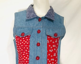 Vintage denim cottagecore 90s-does-70s top / delightful ditsy print and textured cotton / sleeveless prairie vest / Cactus Flower / small