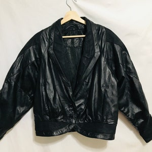 Vintage black leather jacket 80s 90s / batwing or dolman sleeves / goth suede crop / structured shoulder / shoulder pads