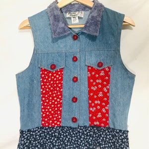 Vintage denim cottagecore 90s-does-70s top / delightful ditsy print and textured cotton / sleeveless prairie vest / Cactus Flower / small image 5