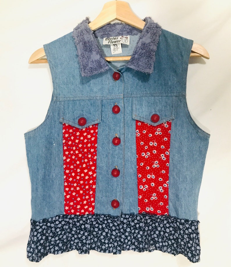 Vintage denim cottagecore 90s-does-70s top / delightful ditsy print and textured cotton / sleeveless prairie vest / Cactus Flower / small image 5