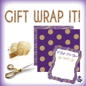 Puede incluir: Un juego de papel de regalo dorado y morado con lunares dorados y una cinta dorada. El juego incluye una etiqueta de regalo con el texto "A Gift For You".