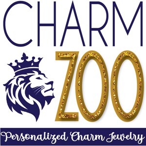 Puede incluir: Logotipo de Charm Zoo con una fuente de brillo dorado y un le&oacute;n azul con una corona en la cabeza. El texto debajo del logotipo dice "Joyer&iacute;a de encanto personalizada".