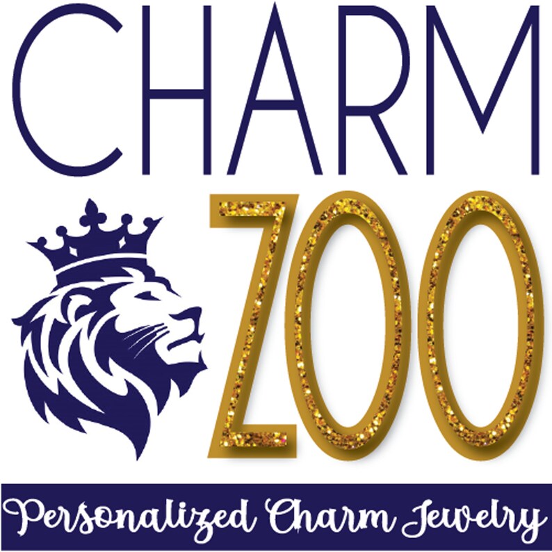 Puede incluir: Logotipo de Charm Zoo con una fuente de brillo dorado y un le&oacute;n azul con una corona en la cabeza. El texto debajo del logotipo dice "Joyer&iacute;a de encanto personalizada".