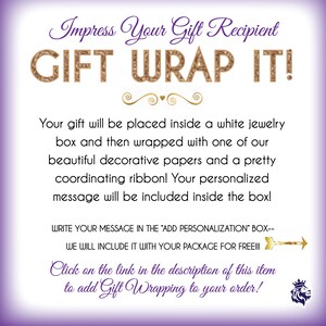 Puede incluir: Un gr&aacute;fico morado y blanco con texto dorado que dice "Impress Your Gift Recipient GIFT WRAP IT!" El texto explica que un regalo se colocar&aacute; en una caja de joyer&iacute;a blanca, envuelto con papel decorativo, una cinta y un mensaje personalizado. Tambi&eacute;n dice que haga clic en el enlace de la descripci&oacute;n para agregar el envoltorio de regalo a su pedido.