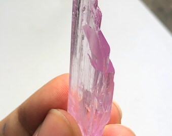 63 st naturlig rosa kunzitkristall från Afghanistan