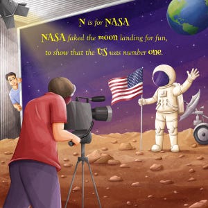 Peut inclure: Une illustration d'un homme filmant une sc&egrave;ne sur la lune avec une cam&eacute;ra sur un tr&eacute;pied. La sc&egrave;ne repr&eacute;sente un astronaute debout sur la lune avec un drapeau am&eacute;ricain plant&eacute; dans le sol. Le texte sur l'image dit "N est pour NASA. La NASA a simul&eacute; l'alunissage pour le plaisir, pour montrer que les &Eacute;tats-Unis &eacute;taient num&eacute;ro un."