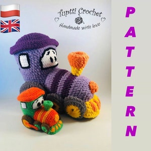 Könnte beinhalten: Ein Häkelmuster für einen lila und grauen Zug mit einem kleineren grünen und orangen Zug. Das Muster heißt "Tuppti Crochet" und ist handgefertigt mit Liebe.