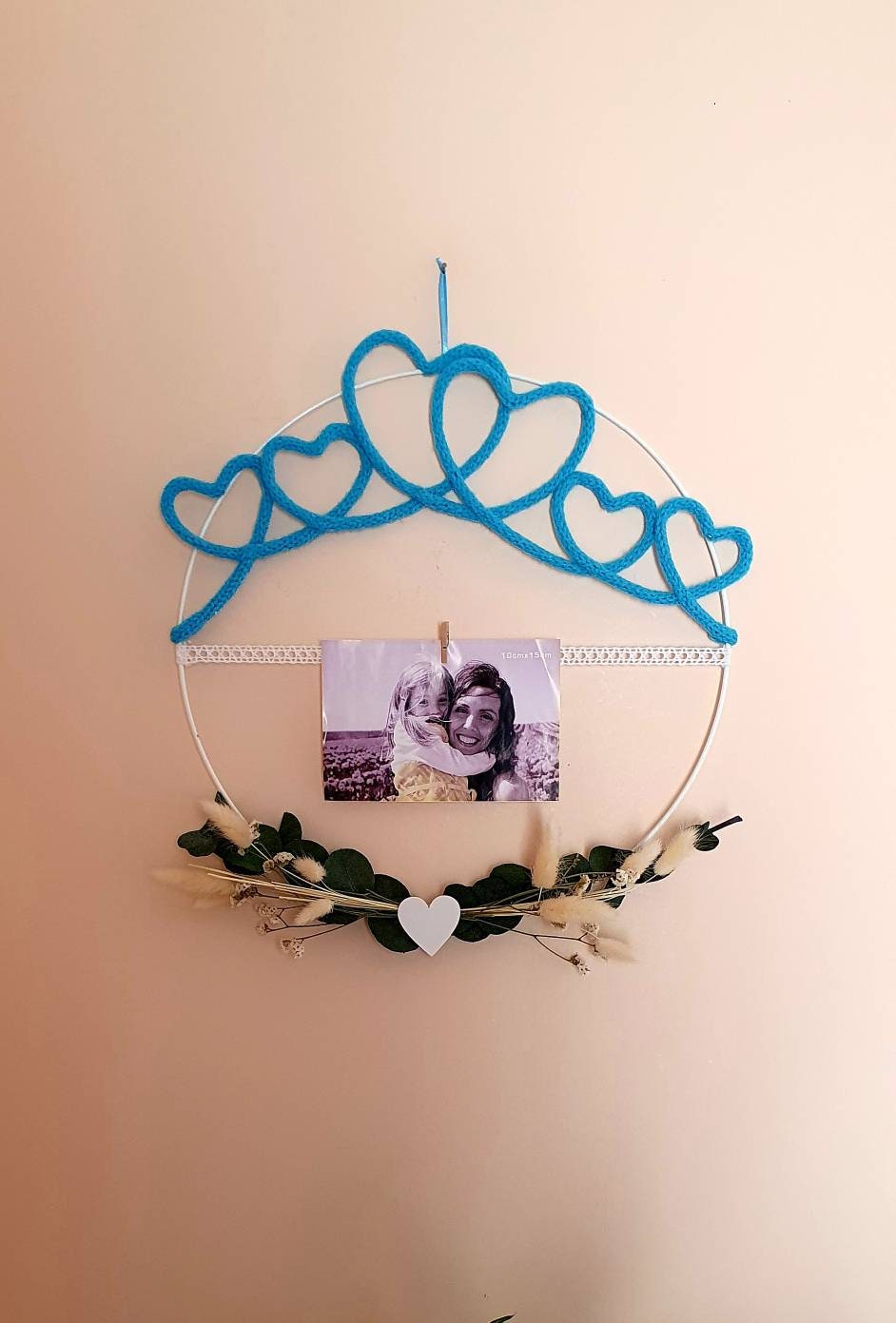 Couronne Personnalisée en Fleurs Séchées Pèle Mêle avec Cœur Tricotin Cadeau Mariage Crémaillère Déc