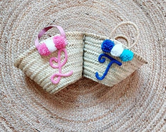 Petit panier en osier personnalisé en tricotin anse rose courte pour enfant