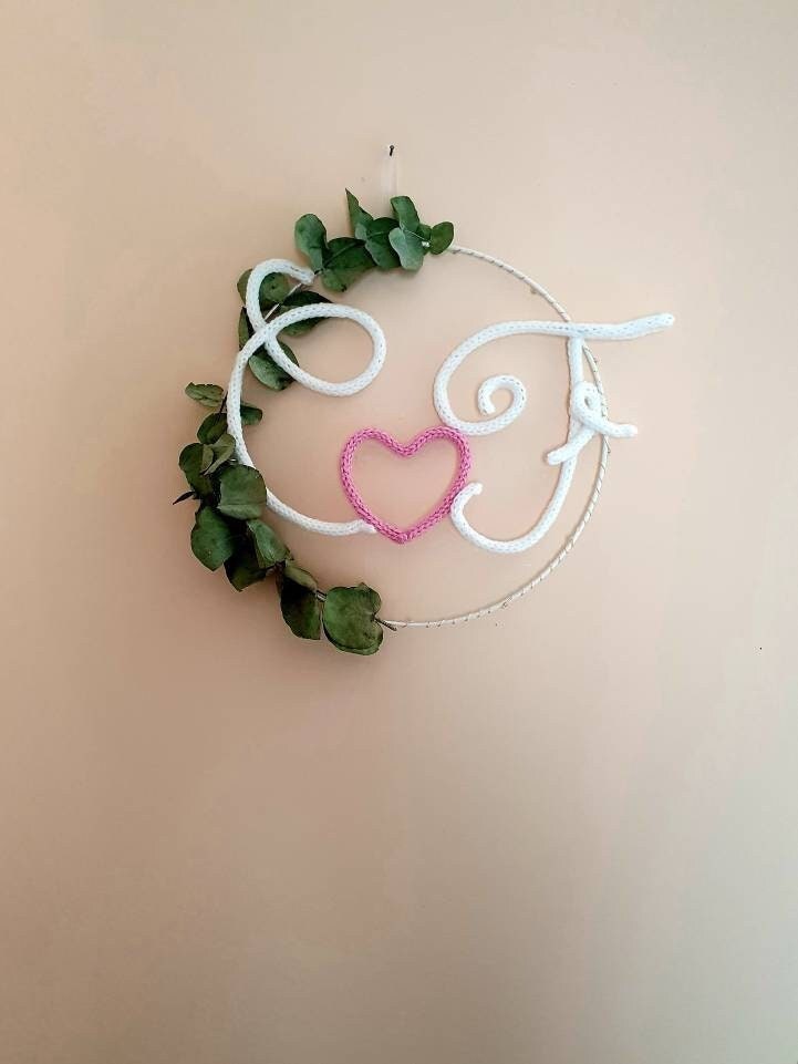 Attrape Rêve Couronne de Fleurs Eucalyptus Initiales et Cœur en Tricotin Pour La Saint Valentin Mari