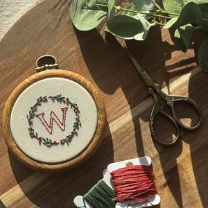 Aro con inicial bordada a medida: Adorno de monograma en forma de corona, Decoración de pared para habitación infantil