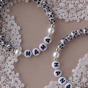 Pulsera con nombre y cuentas florales de The Neon Cactus Studio / Pulsera con nombre y cuentas / Pulsera con cuentas doradas personalizada / Pulsera con flores