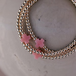 Pulsera de coral dorado con cruz de The Neon Cactus Studio / Pulsera de coral con cruz / Pulsera de cuentas con cruz / Pulsera con cruz / Regalo religioso