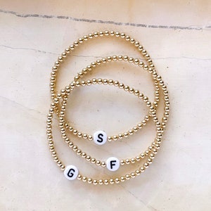 Pulsera de cuentas doradas con inicial de The Neon Cactus Studio / Pulsera de cuentas con inicial / Pulsera de cuentas personalizada / Regalo para el Día de la Madre