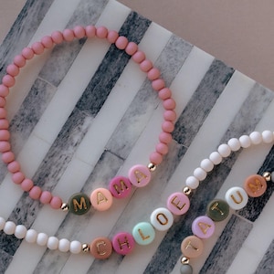 Pulsera de cuentas con nombre personalizada de The Neon Cactus Studio / Pulsera de cuentas con nombre / Pulsera de cuentas de oro personalizada / Pulsera para niñas pequeñas