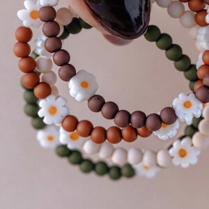 Pulsera de cuentas con margaritas de The Neon Cactus Studio / Pulsera con margaritas / Pulsera infantil con margaritas / Pulsera de cuentas con flores