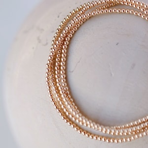 Delicada pulsera de cuentas doradas apiladas de The Neon Cactus Studio / Pulseras de cuentas de 2 mm / Pulsera de cuentas doradas apiladas / Pulsera de oro apilada