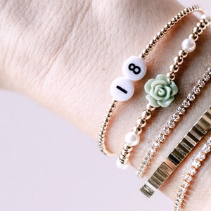 Pulsera de nombre con cuentas inicial llena de oro número / pulsera con cuentas de palabra personalizada / pulsera de nombre / pulsera de número de camiseta de mamá deportiva