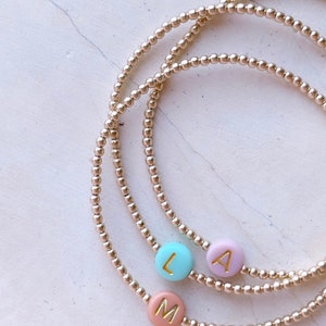 Pulsera de cuentas con inicial y nombre bañada en oro para mamá genial / Pulsera de cuentas con palabra personalizada / Pulsera con nombre / Pulsera con nombre personalizado
