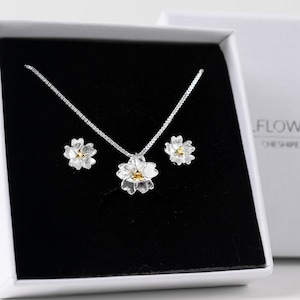 Daisy Necklace and Earrings Set, Silver Necklace, Silver Earrings, 925 Sterling Silver, Jewellery Gift set, Dainty Necklace, Dainty Studs