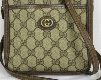 Autentisk Gucci, brun och beige axelväska i vintage-modell med GG-monogram i gott skick, tillverkad med justerbart läderarmband i premiummaterial