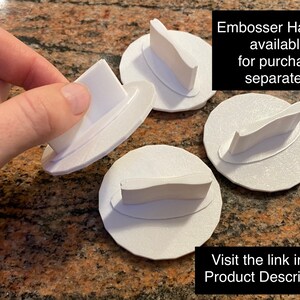 Pode incluir: Quatro al&ccedil;as de embossing em pl&aacute;stico branco com diferentes designs. Al&ccedil;as de embossing dispon&iacute;veis para compra separadamente. Visite o link na descri&ccedil;&atilde;o do produto!
