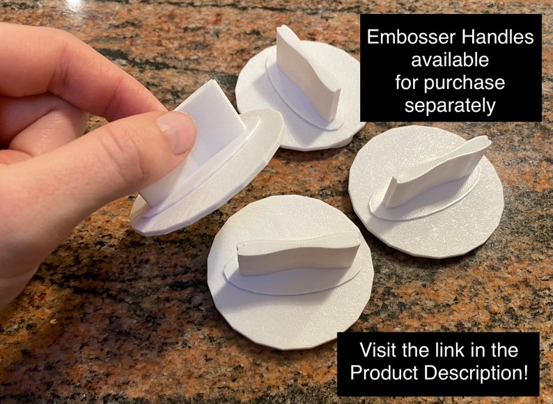 Pode incluir: Quatro al&ccedil;as de embossing em pl&aacute;stico branco com diferentes designs. Al&ccedil;as de embossing dispon&iacute;veis para compra separadamente. Visite o link na descri&ccedil;&atilde;o do produto!