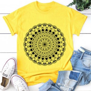 Op de afbeelding: Een geel T-shirt met een zwart mandala-ontwerp. Het shirt is casual en comfortabel, perfect voor dagelijks gebruik.