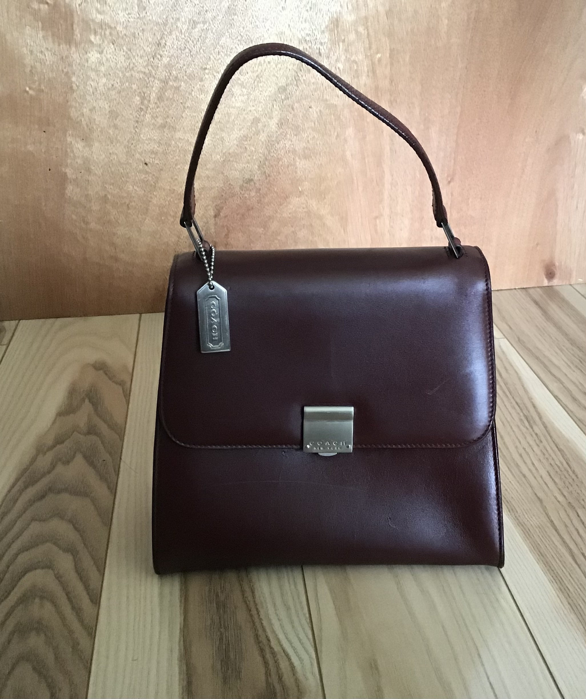 lavender leather slim crossbody handbag — MUSEUM OUTLETS