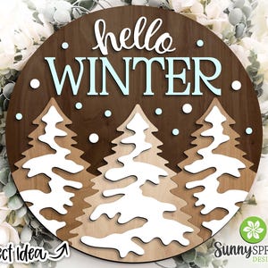 Cartello "Ciao Inverno con Pini innevati", download DIGITALE, appendino rotondo per porta in formato SVG, file di taglio laser Glowforge, Cricut, decorazioni invernali, SVG di Natale