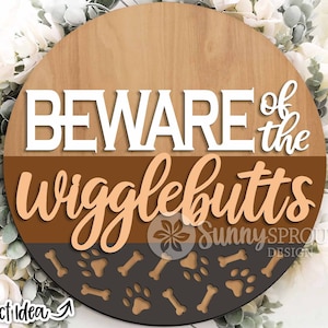 Méfiez-vous du signe Wigglebutts, téléchargement numérique, accroche-porte rond svg, fichier laser Glowforge, Cricut, décoration pour amoureux des chiens, panneau de bienvenue pour chien