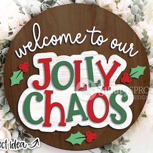 Bienvenue dans notre signe du chaos joyeux, téléchargement numérique, accroche-porte rond svg, fichier laser Glowforge, Cricut, décoration d'hiver, enseigne de Noël drôle