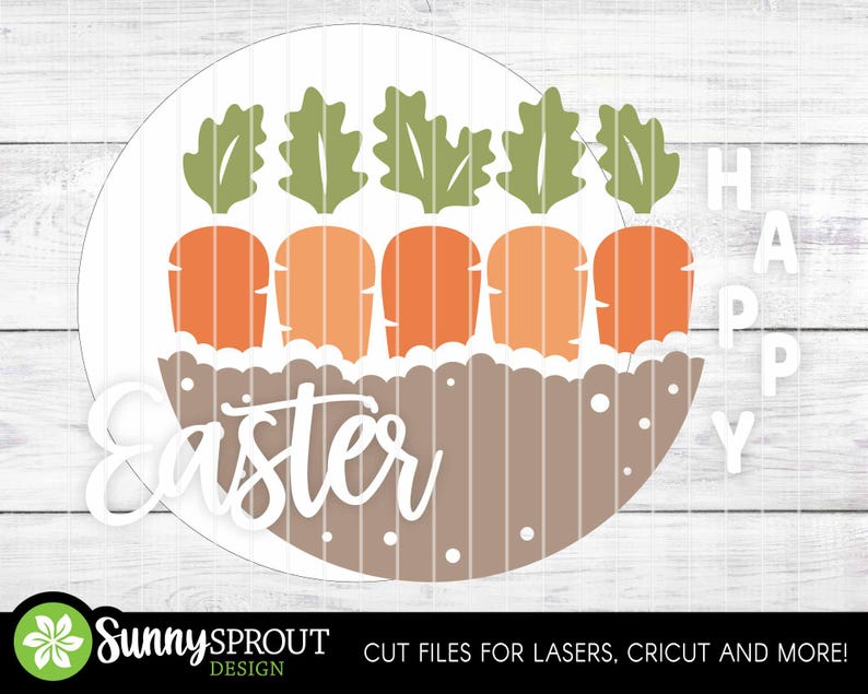 Pu&ograve; includere: Un design rotondo a tema pasquale di colore marrone e bianco con il testo "Happy" e "Easter" in bianco. Il design presenta cinque foglie verdi e cinque carote arancioni.