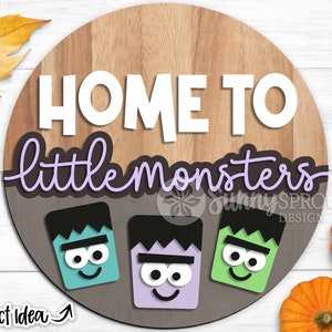 Signe de la maison aux petits monstres, téléchargement numérique, fichier laser Glowforge, Cricut, accroche-porte rond svg, svg de bienvenue Halloween, plaque de porte drôle