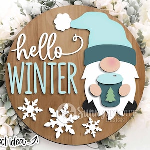 Hallo Winter-Zwerg mit Cup-Schild, Digitaler download, Türschild, Glowforge Laser-Datei, Cricut, Winter Tür Dekor, Winter Willkommen