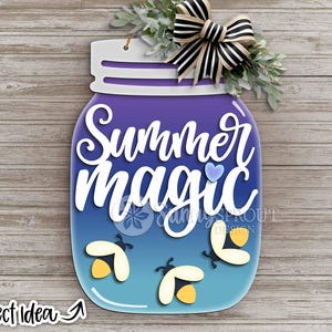 Può includere: Un cartello di legno a forma di barattolo con uno sfondo sfumato blu e viola. Le parole "Summer Magic" sono in scrittura bianca. Il cartello presenta tre lucciole gialle e nere e un fiocco a righe bianche e nere.