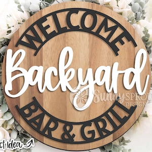 Bienvenue dans la cour arrière bar & grill, téléchargement numérique, accroche-porte rond svg, fichier découpé au laser Glowforge, Cricut, signe de bienvenue patio svg
