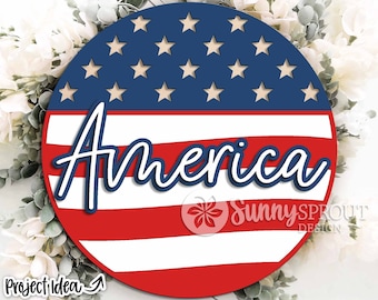Könnte beinhalten: Ein rundes Holzschild mit einem rot-weiß-blauen amerikanischen Flaggen-Design. Das Wort "America" ist in weißen Kursivbuchstaben über den roten und weißen Streifen geschrieben. Das Schild ist perfekt zum Dekorieren für den 4. Juli oder andere patriotische Feiertage.