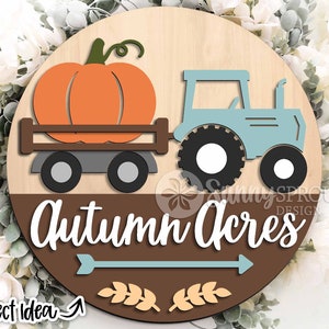 Cartello con zucca e trattore Autumn Acres, download digitale, appendino rotondo per porta in formato SVG, file laser Glowforge, Cricut, camion d'epoca in formato SVG, file per decorazioni autunnali