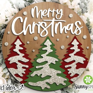 Cartello "Buon Natale con pini innevati", download DIGITALE, appendino rotondo per porta in formato SVG, file tagliato al laser Glowforge, Cricut, decorazioni invernali, SVG per le festività