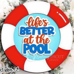 Placa "A Vida é Melhor na Piscina" | Download digital | Arquivo SVG para corte a laser | Cricut | Design redondo para pendurar na porta | Decoração de verão
