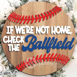 Cartello "Check The Ballfield", download digitale, appendino rotondo per porta in formato SVG, cartello da baseball in formato SVG, file laser Glowforge, Cricut, decorazione sportiva da baseball
