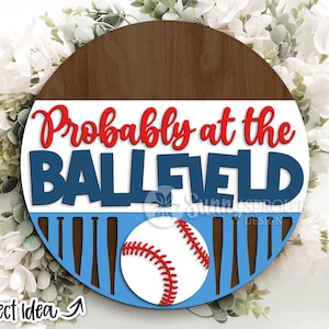 おそらく野球場の看板、丸いドアハンガーSVG、Glowforgeレーザーファイル、Cricut、スポーツ歓迎SVG、野球