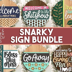 Könnte beinhalten: Eine Sammlung runder Holzschilder mit verschiedenen Sprüchen und Designs. Die Schilder zeigen Sätze wie „Willkommen“, „Lebe, lache, geh“ und „Geh weg“. Die Schilder sind Teil eines „Snarky Sign Bundle“.