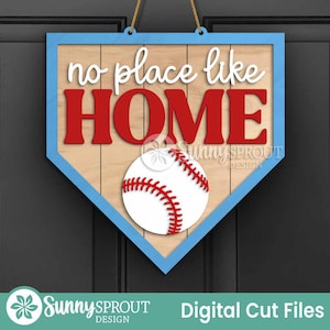 以下が含まれることがあります： ホームベースの形をした野球をテーマにした木製サイン。 白と赤で「no place like HOME」という言葉と野球のグラフィックが表示されています。 サインは青でトリミングされ、木目調の背景があります。