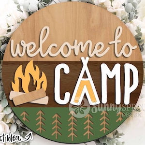 Bem-vindo ao Camp Sign, Download digital, Arquivo laser Glowforge, Arquivo de corte Cricut, Suporte de porta redondo svg, Decoração de placa de acampamento, Árvores de fogueira svg