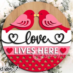 Signe d'oiseau Love Lives Here, téléchargement numérique, svg d'accroche-porte rond, fichier laser Glowforge, Cricut, panneau de bienvenue de la Saint-Valentin, décoration de la Saint-Valentin